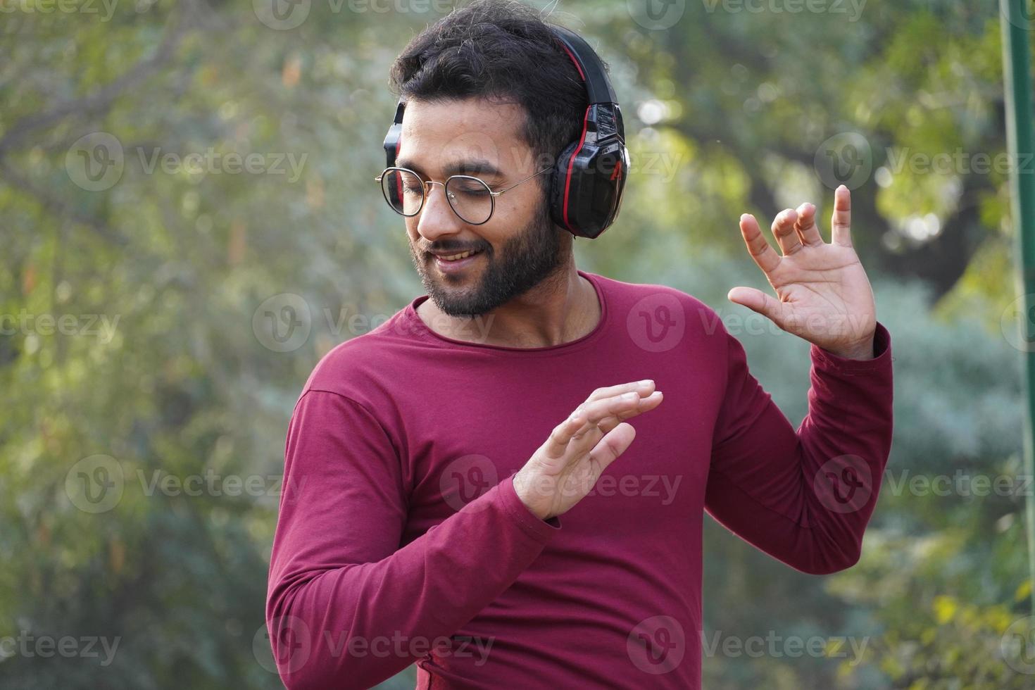 un hombre escuchando la musica foto