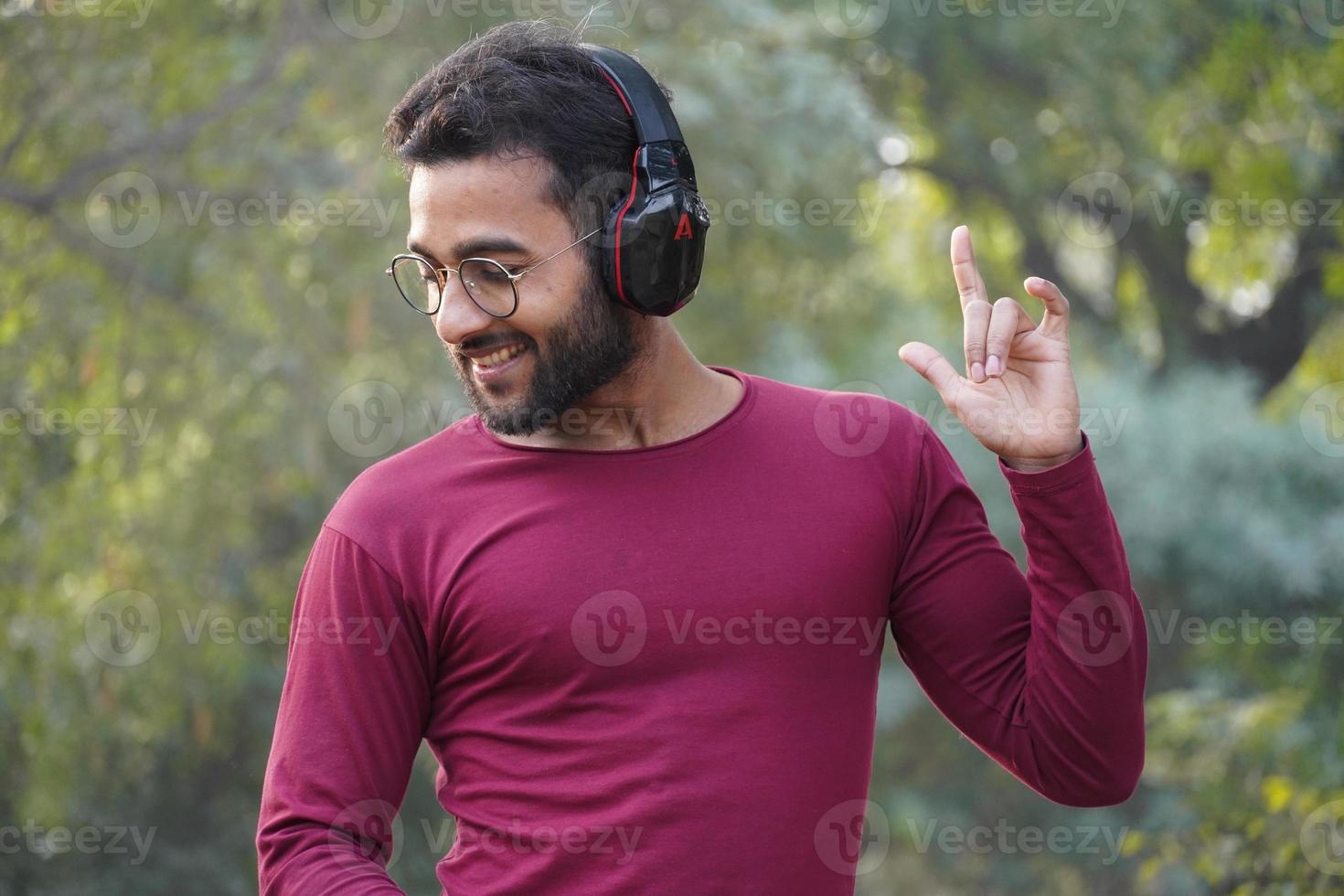 un hombre escuchando la musica foto