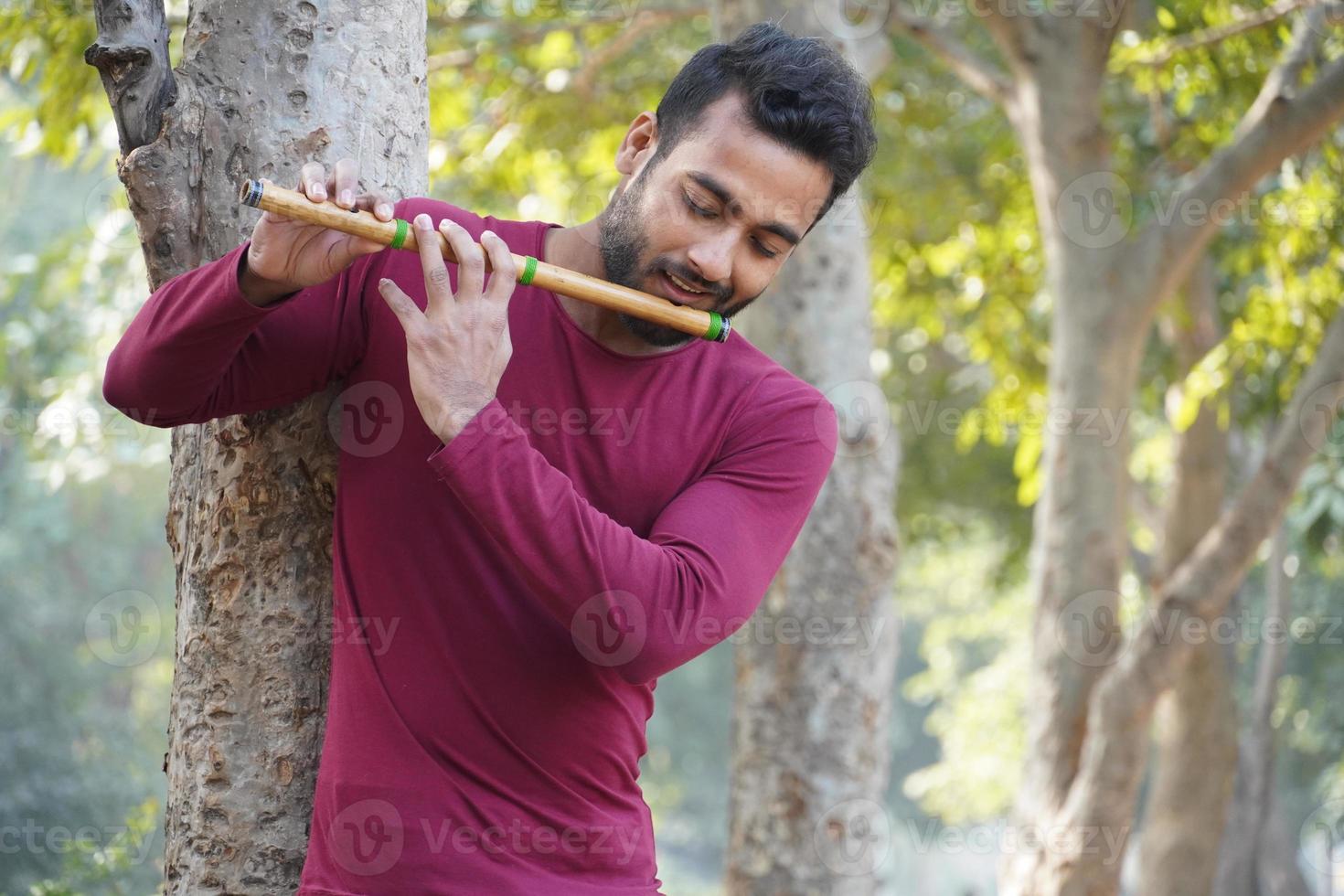 hombre tocando flauta - instrumento musical indio foto