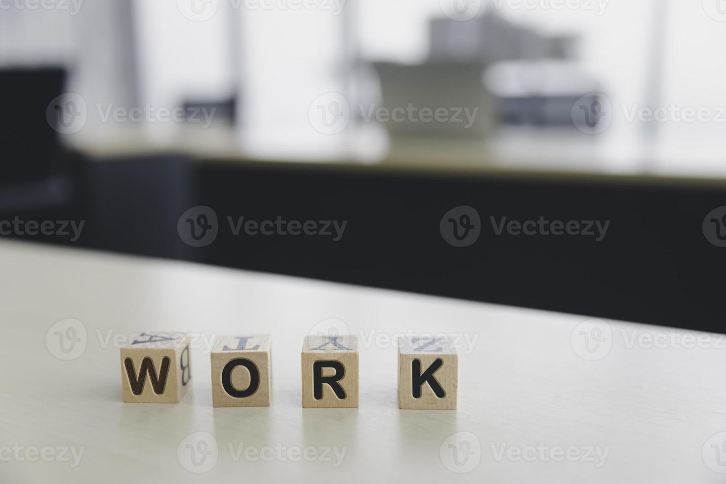 texto de trabajo en caja de cubo de madera en la oficina foto