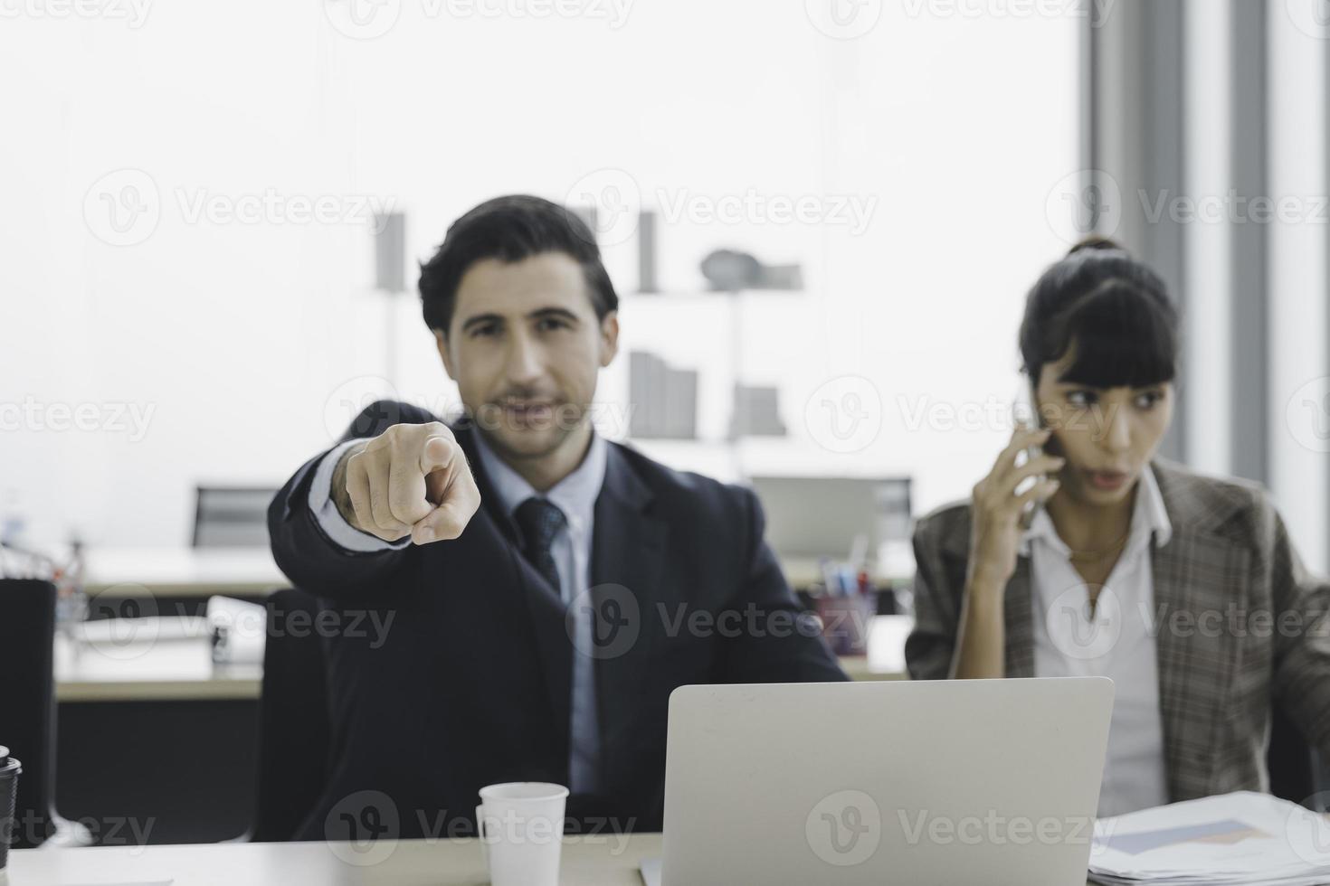 empresarios que trabajan en oficinas modernas, empresarios o hr señalando con el dedo, concepto de contratación de reclutas foto