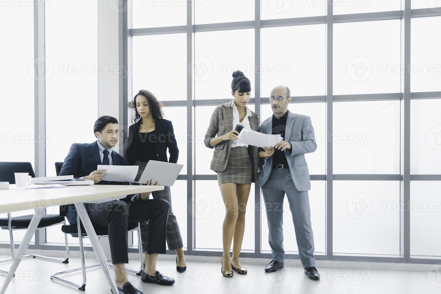 gente del grupo de negocios discutiendo y trabajando en la oficina moderna, concepto de colaboración de trabajo en equipo de personas foto