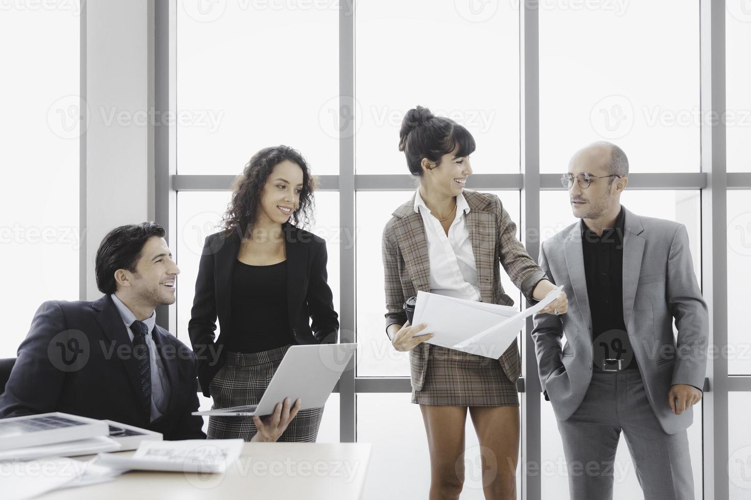 confianza sonriente grupo de negocios personas que trabajan en oficinas modernas, concepto de colaboración de trabajo en equipo de personas foto