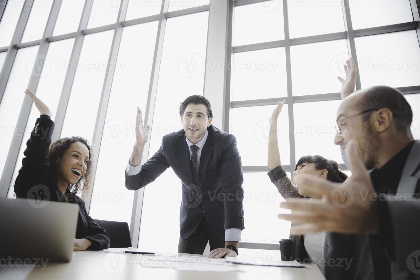 grupo de empresarios celebran el éxito juntos, concepto de colaboración de trabajo en equipo foto