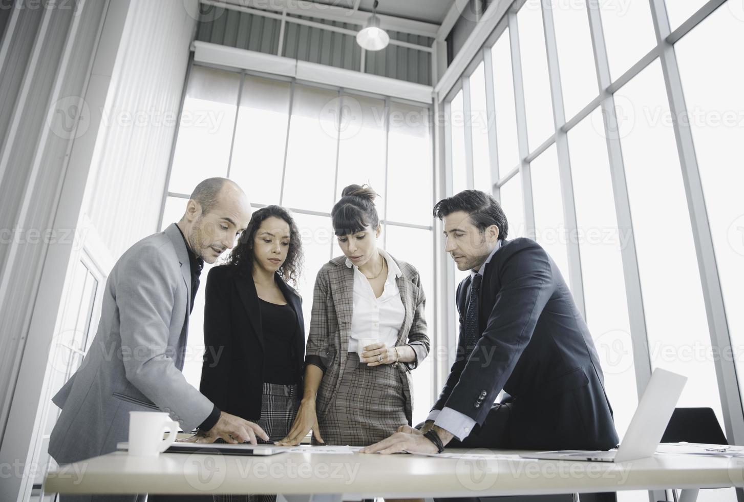 grupo de empresarios trabajando juntos en una oficina moderna foto