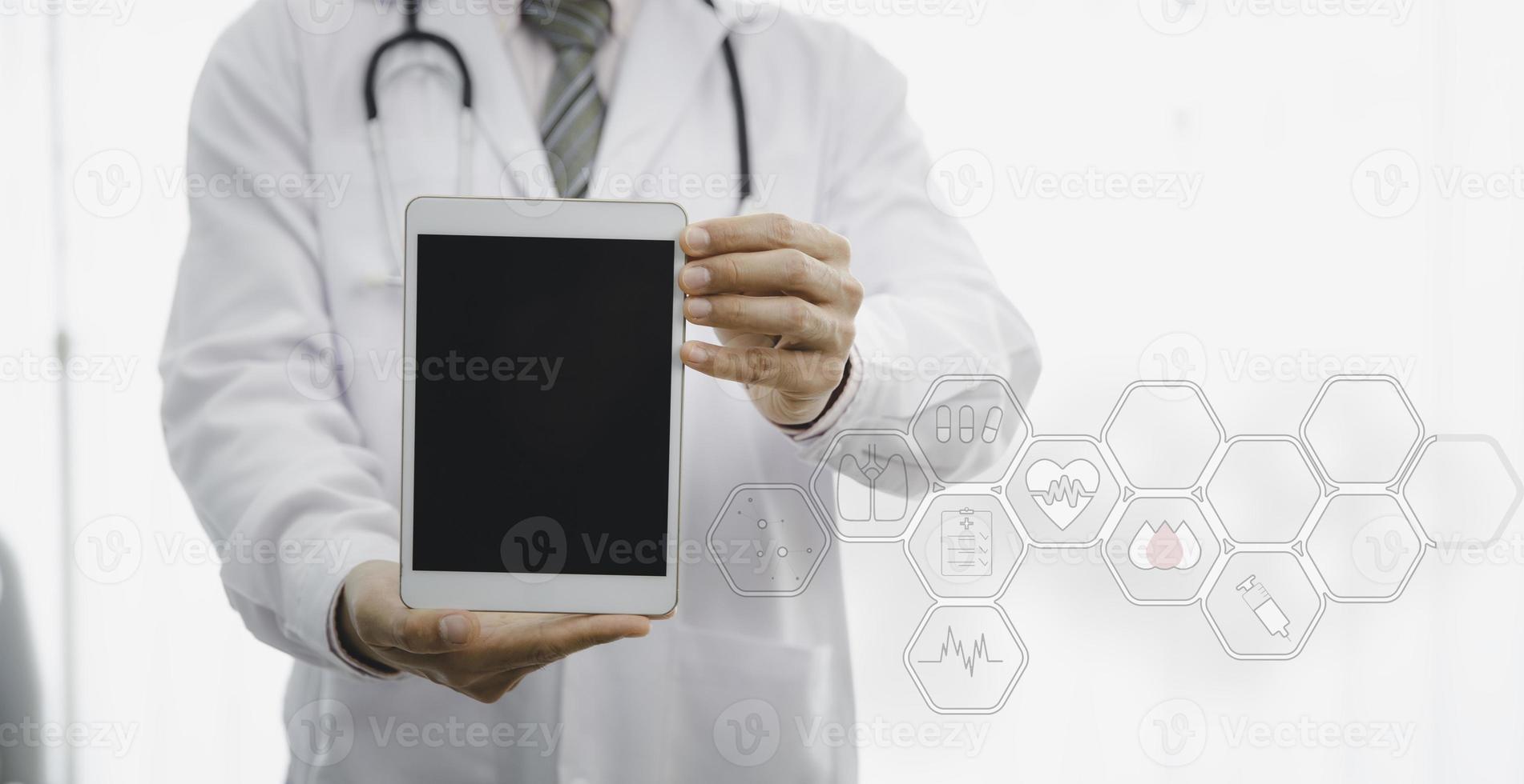 el médico sostiene una tableta digital con pantalla en blanco en el hospital con infografía y espacio para copiar foto