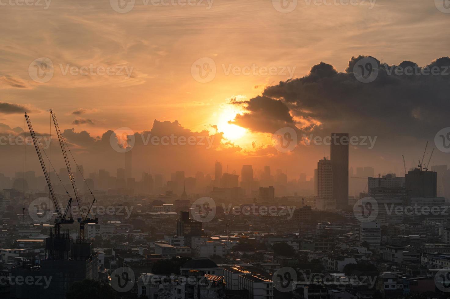 amanecer sobre la ciudad de bangkok con un edificio abarrotado en el centro foto