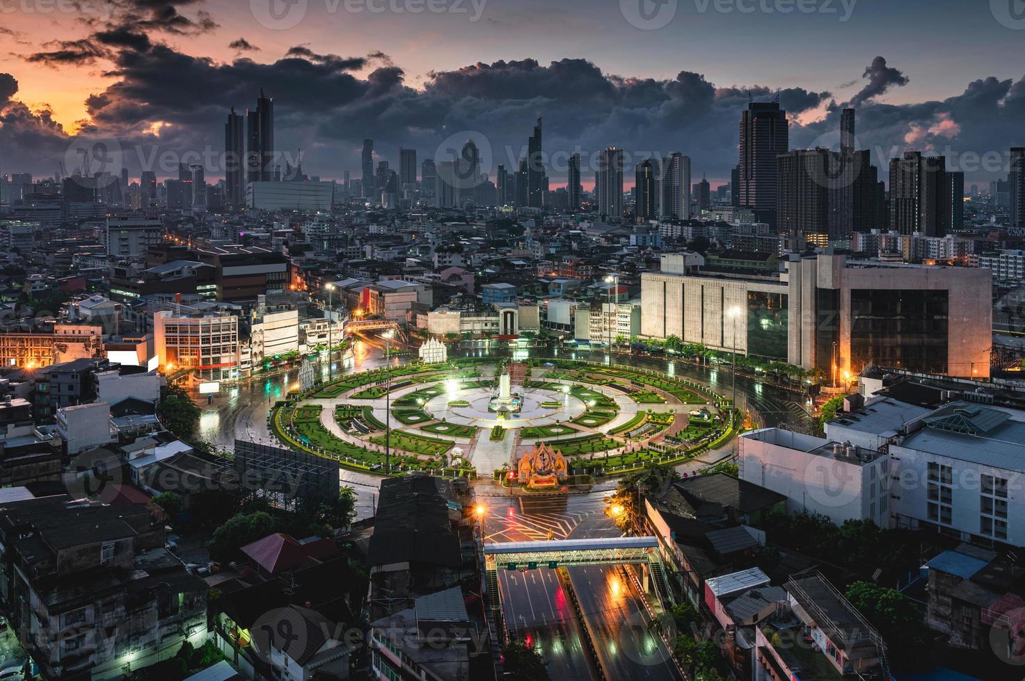 monumento de la rotonda de wongwianyai sin automóviles y rascacielos en el centro de bangkok, tailandia foto