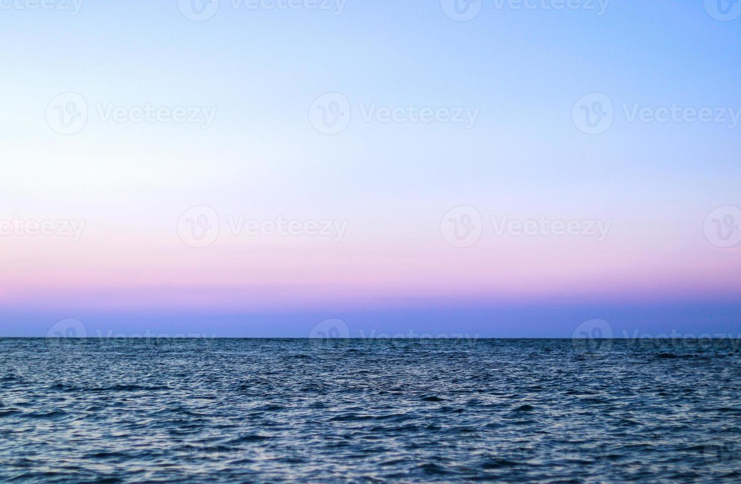 panorama azul del océano con reflejo solar, el vasto mar abierto con cielo despejado, olas onduladas y mar tranquilo con hermosa luz solar foto