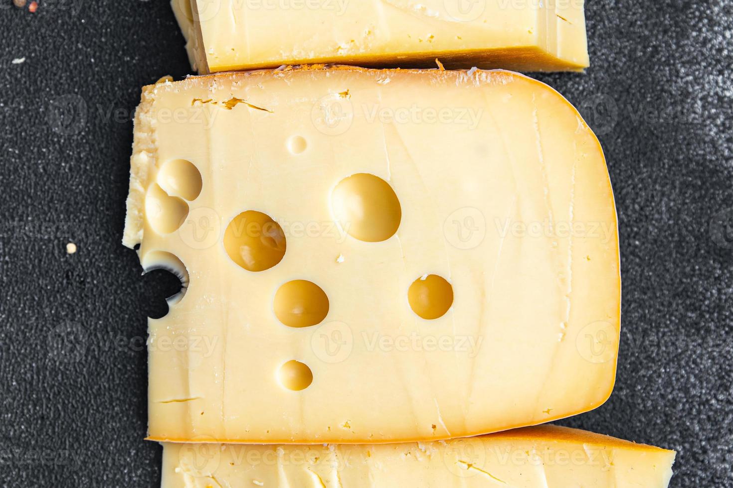 queso con agujeros queso añejo de grado duro porción fresca con queso foto
