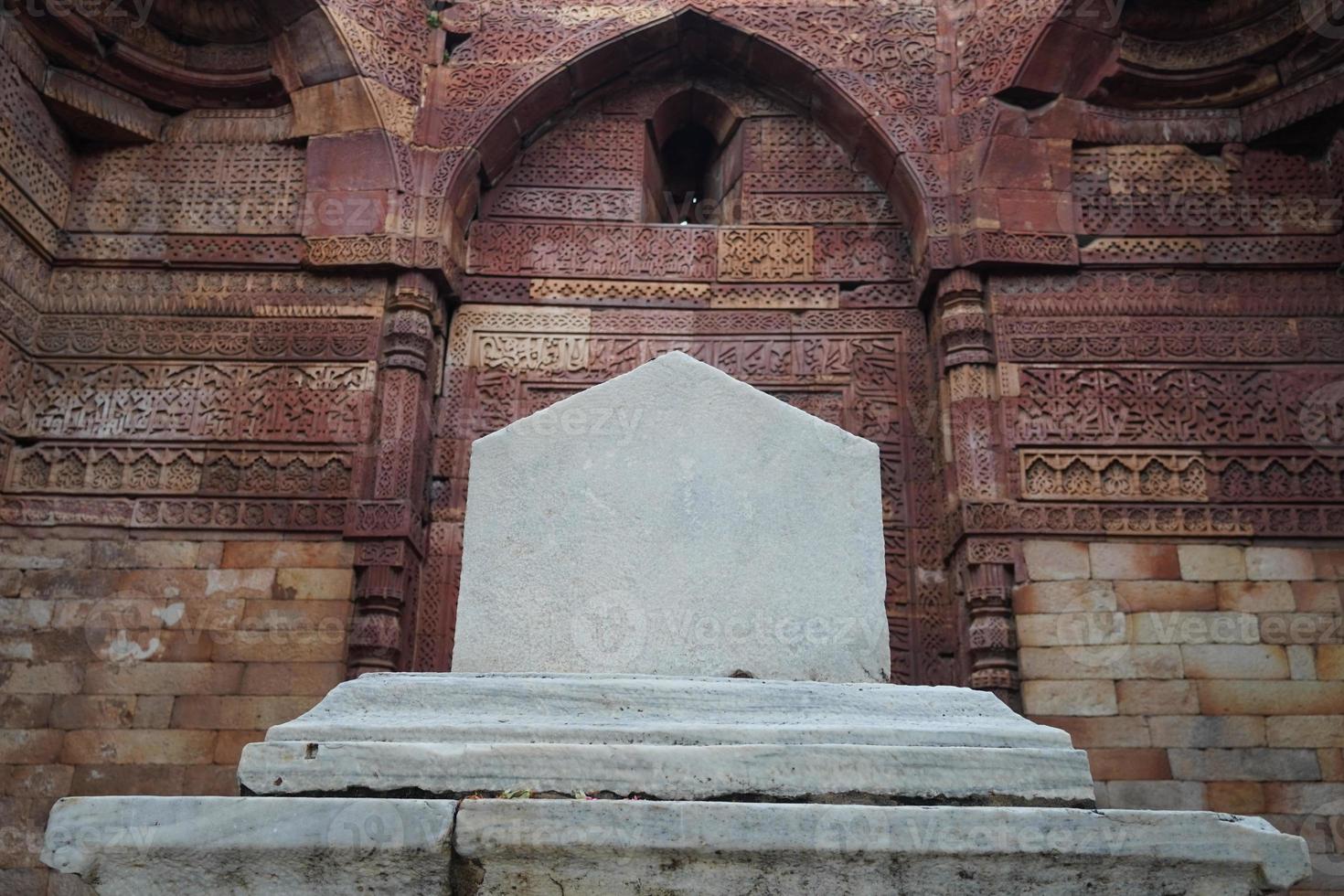 tomb image of qutubuddin maker of qutub minar photo