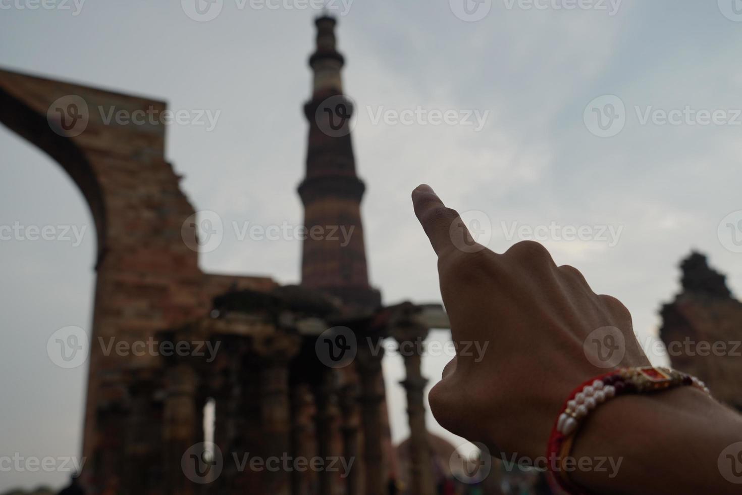 el dedo muestra la vista de qutub minar-qutab minar road, delhi image travel image foto