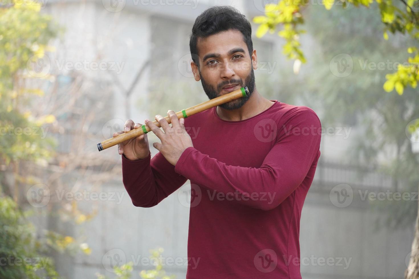 hombre tocando flauta - instrumento musical indio foto