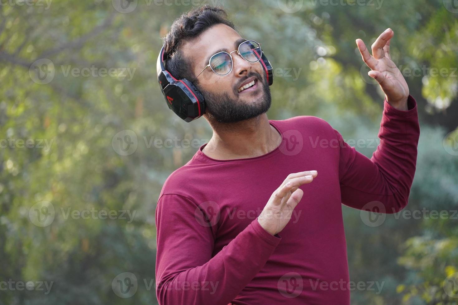 un hombre escuchando la musica foto