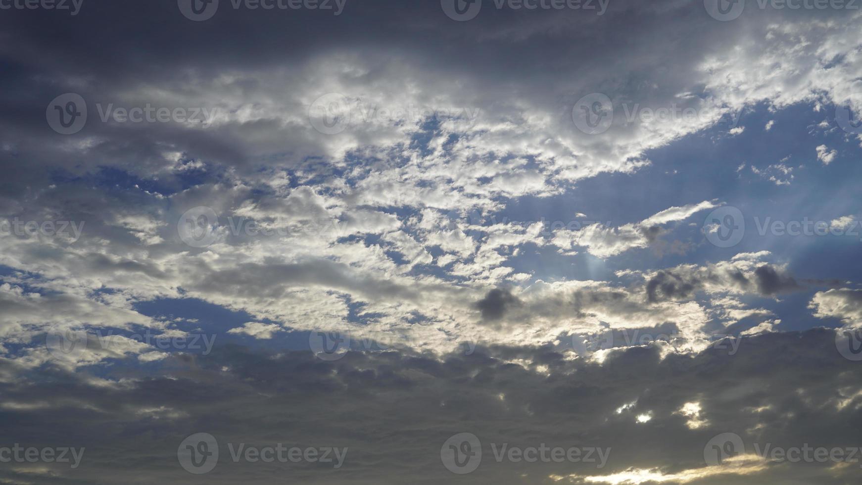 nube oscura en el cielo en el pueblo foto