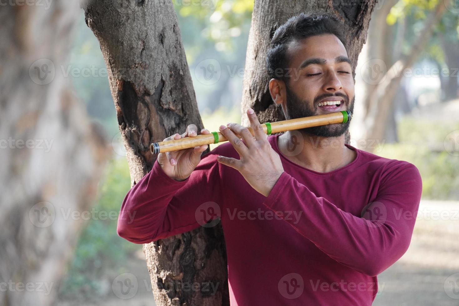 un hombre toca la flauta de instrumentos musicales foto