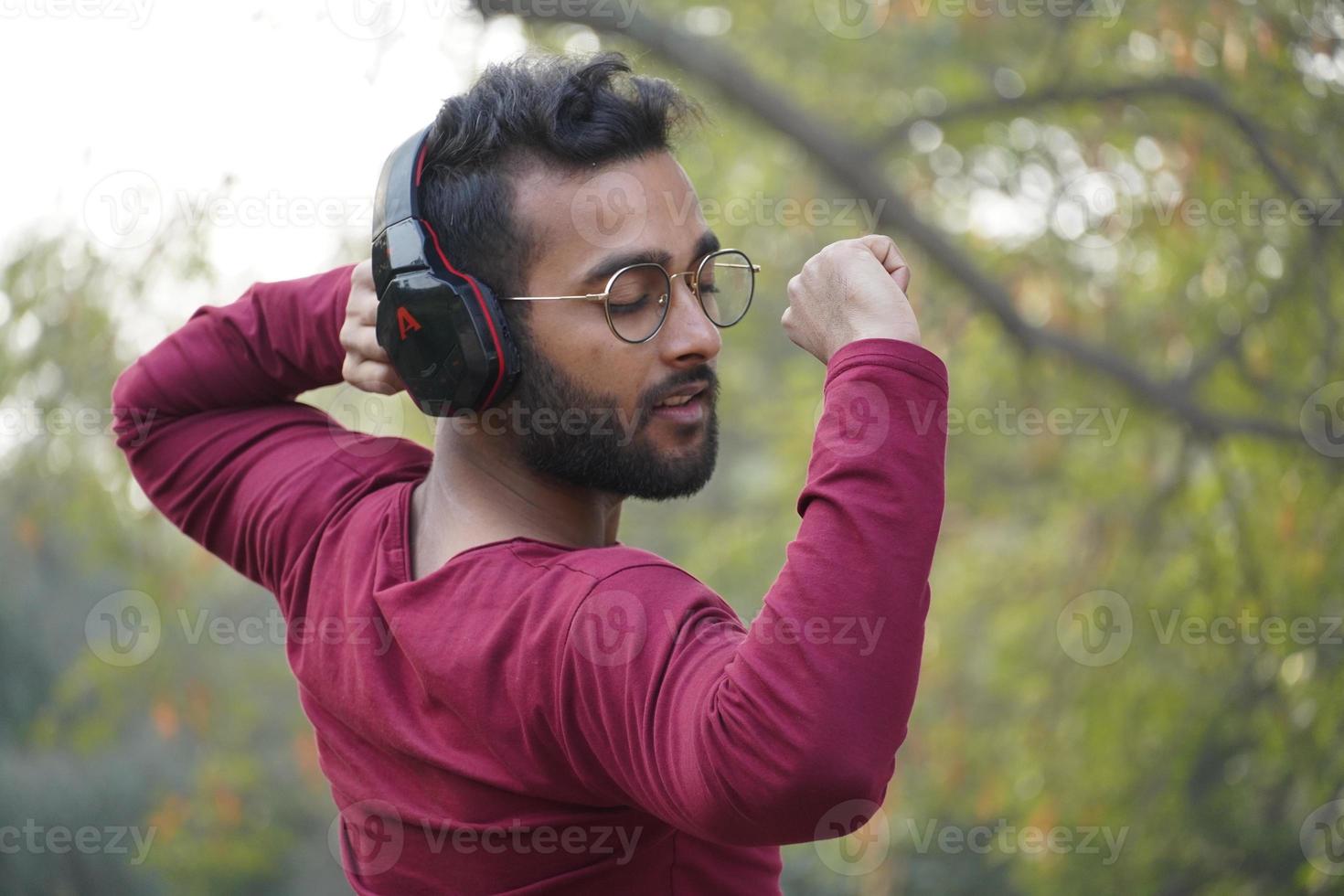 un hombre escuchando la música - mirada atractiva foto