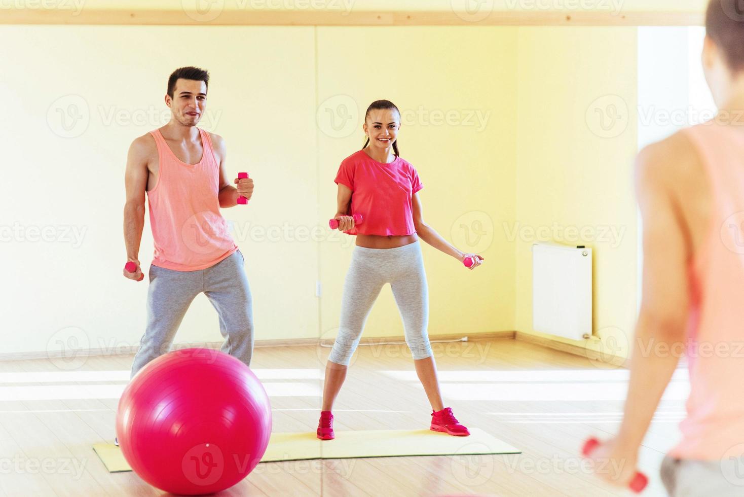 concepto de fitness, deporte, entrenamiento, gimnasio y estilo de vida - dos sonrientes foto