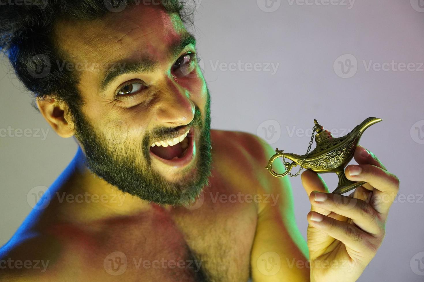 un hombre con lámpara mágica y feliz foto