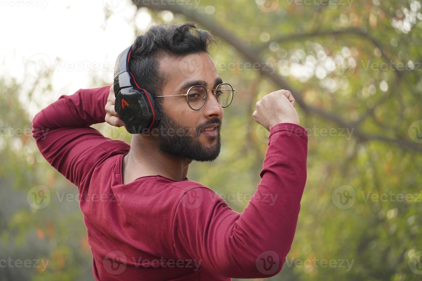 un hombre escuchando la musica foto