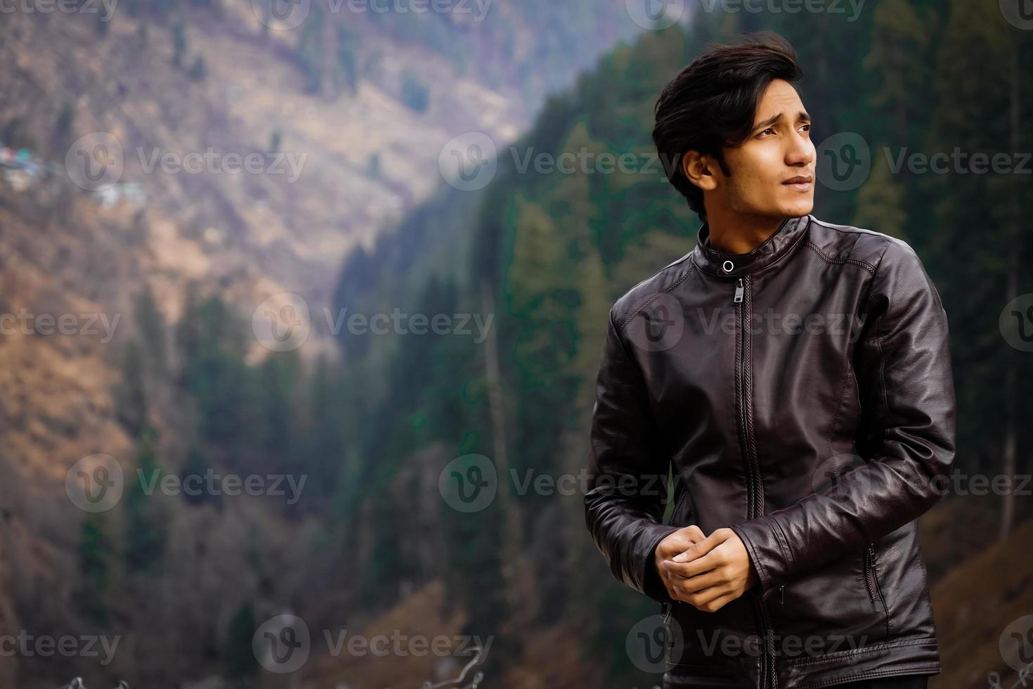 hombre en la montaña y viendo algo foto