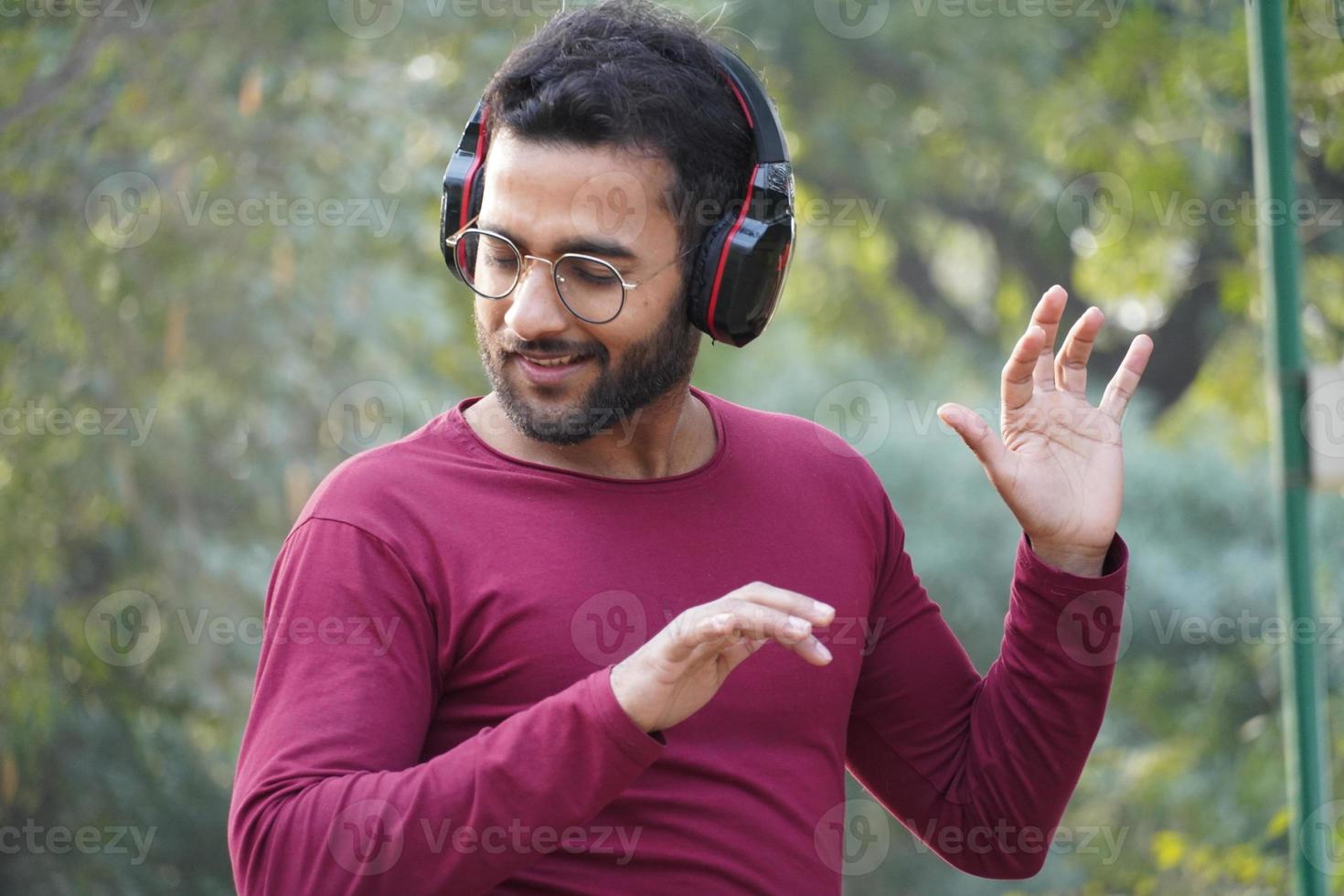 un hombre escuchando la musica foto