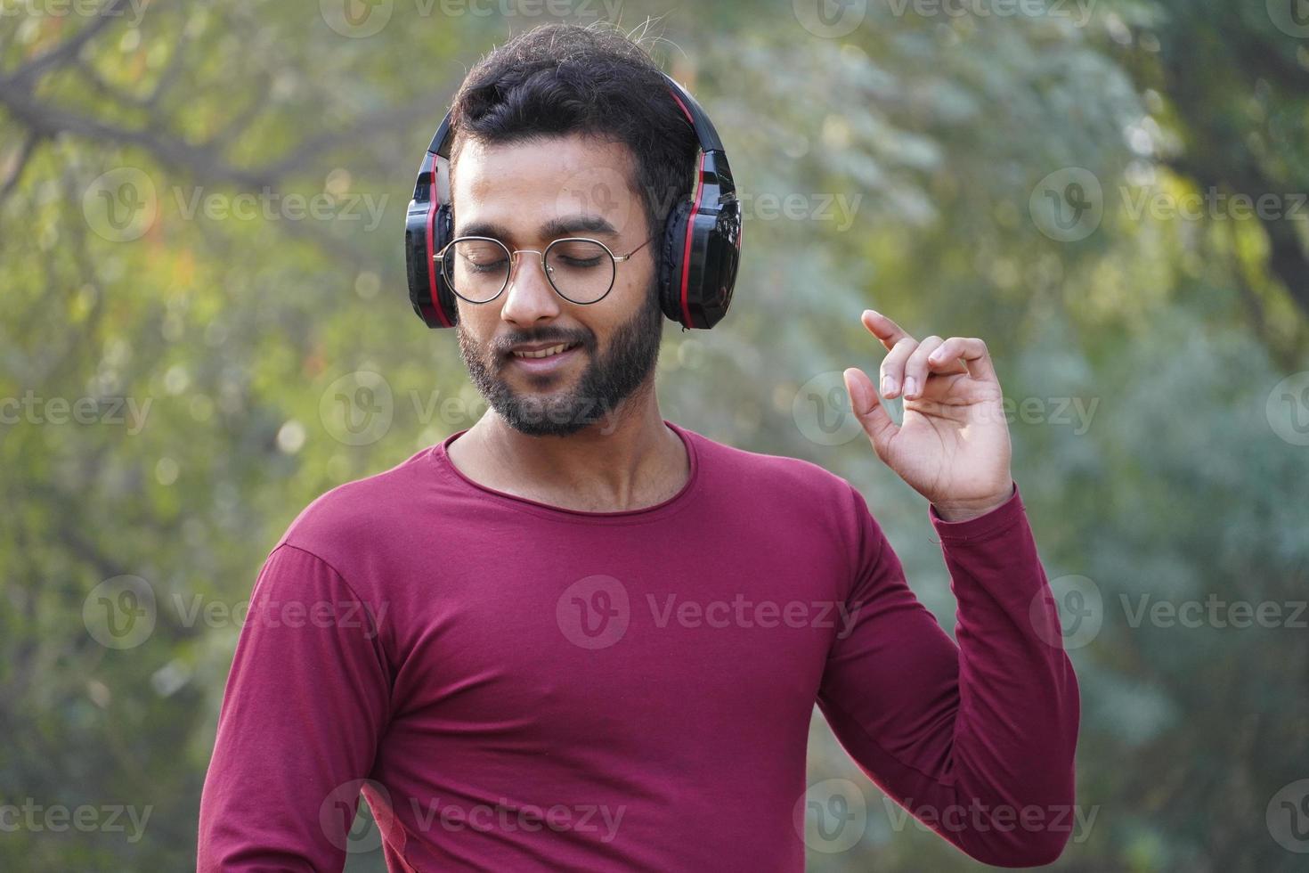 un hombre escuchando la musica foto