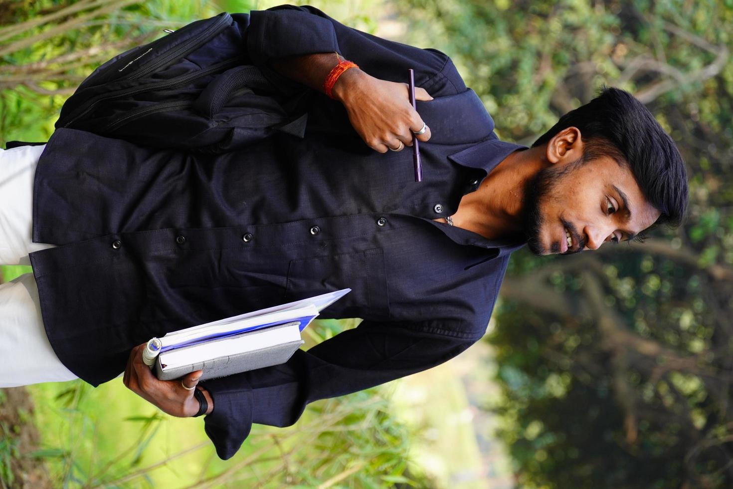 imagen de estudiante indio estudiante va a la universidad con libros y de vuelta foto