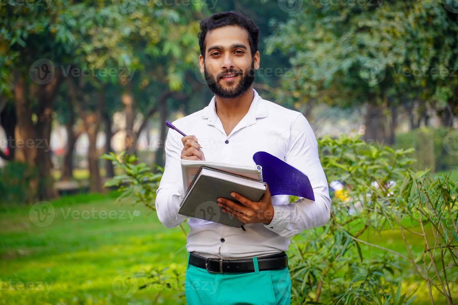 escribiendo algo chico indio imágenes estudiante universitario indio foto