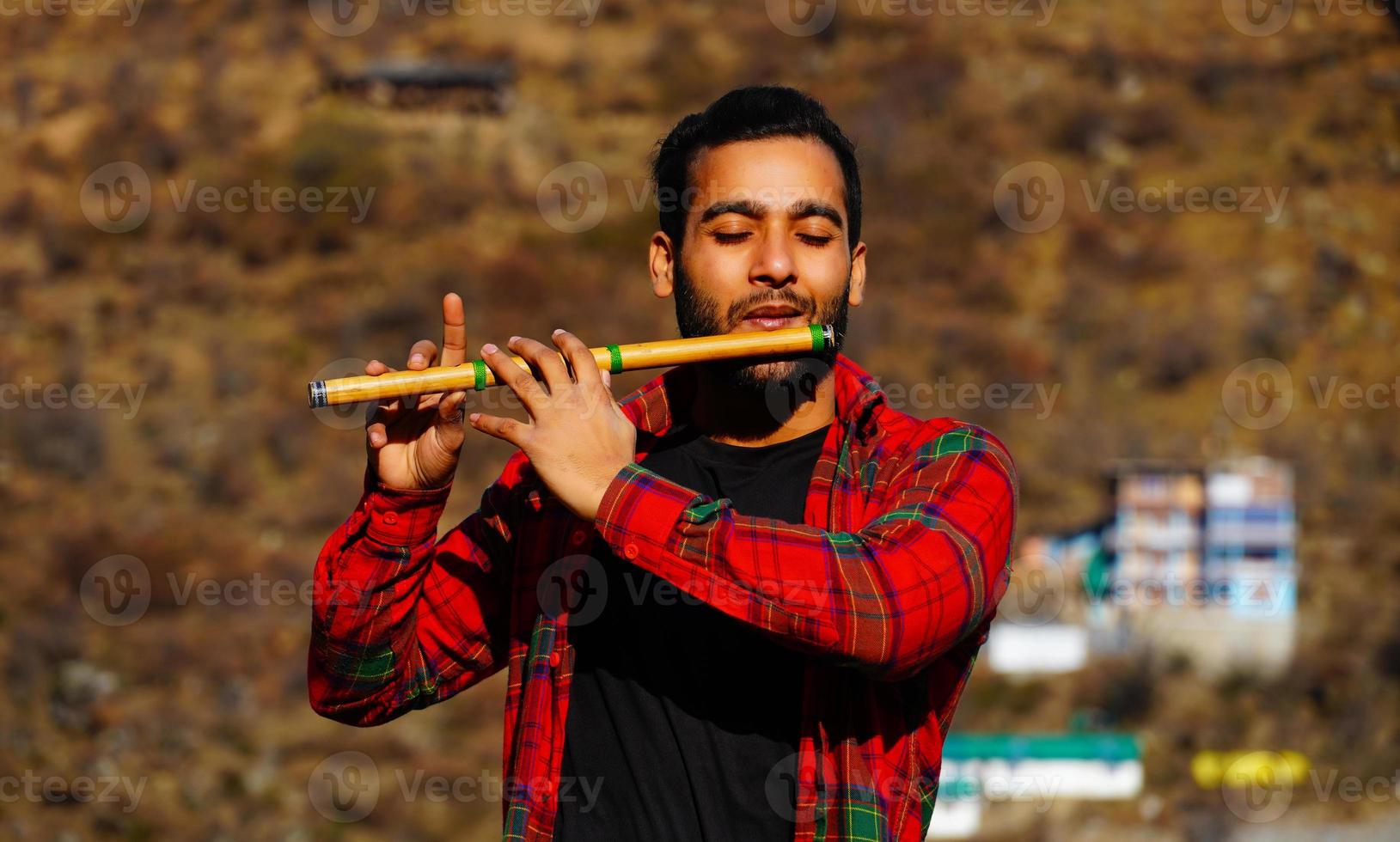 hombre con flauta bansuri indio imagen de vista cercana foto