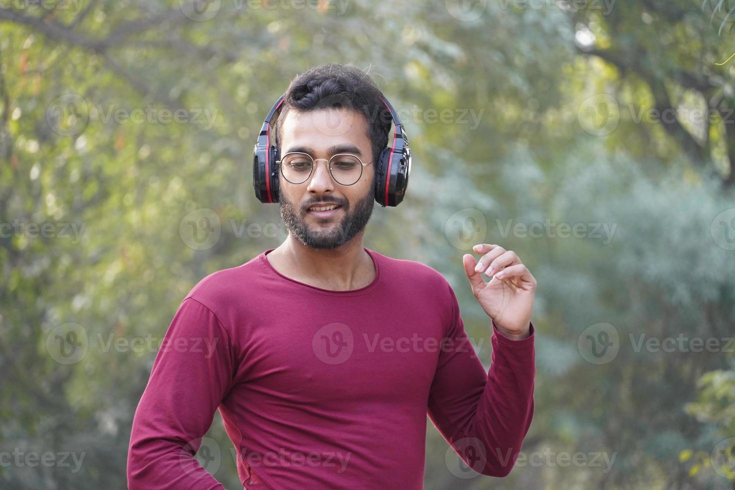 un hombre escuchando la musica foto