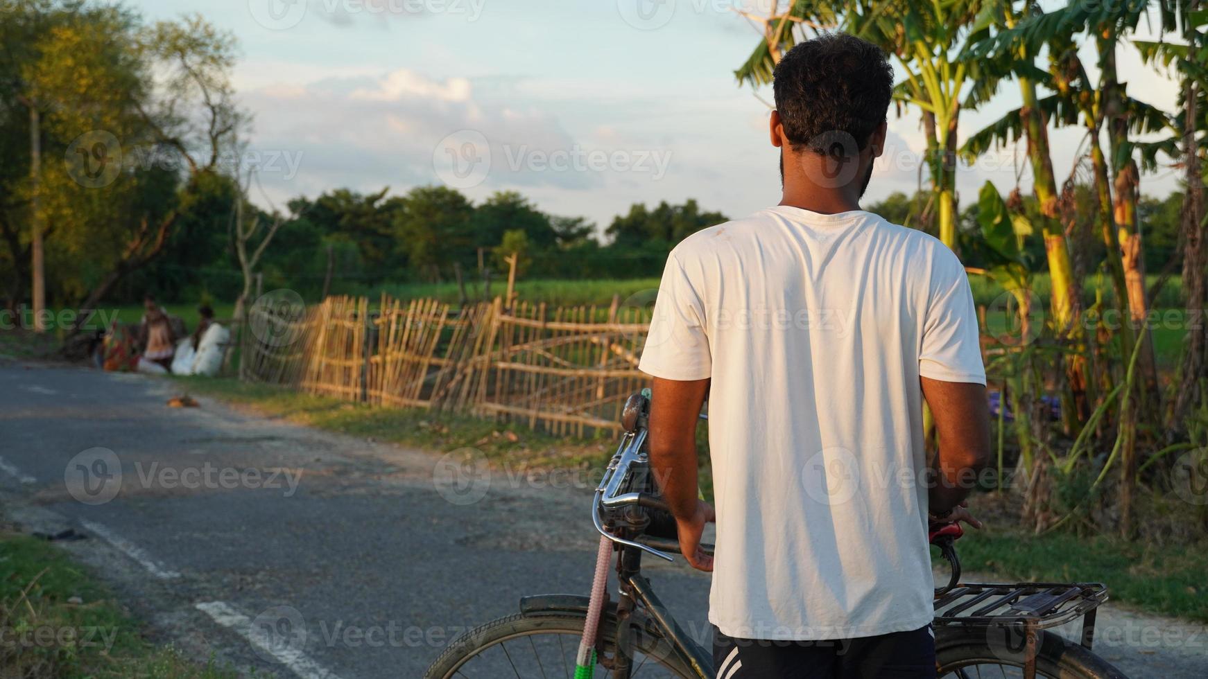 un niño iba en bicicleta por la carretera foto