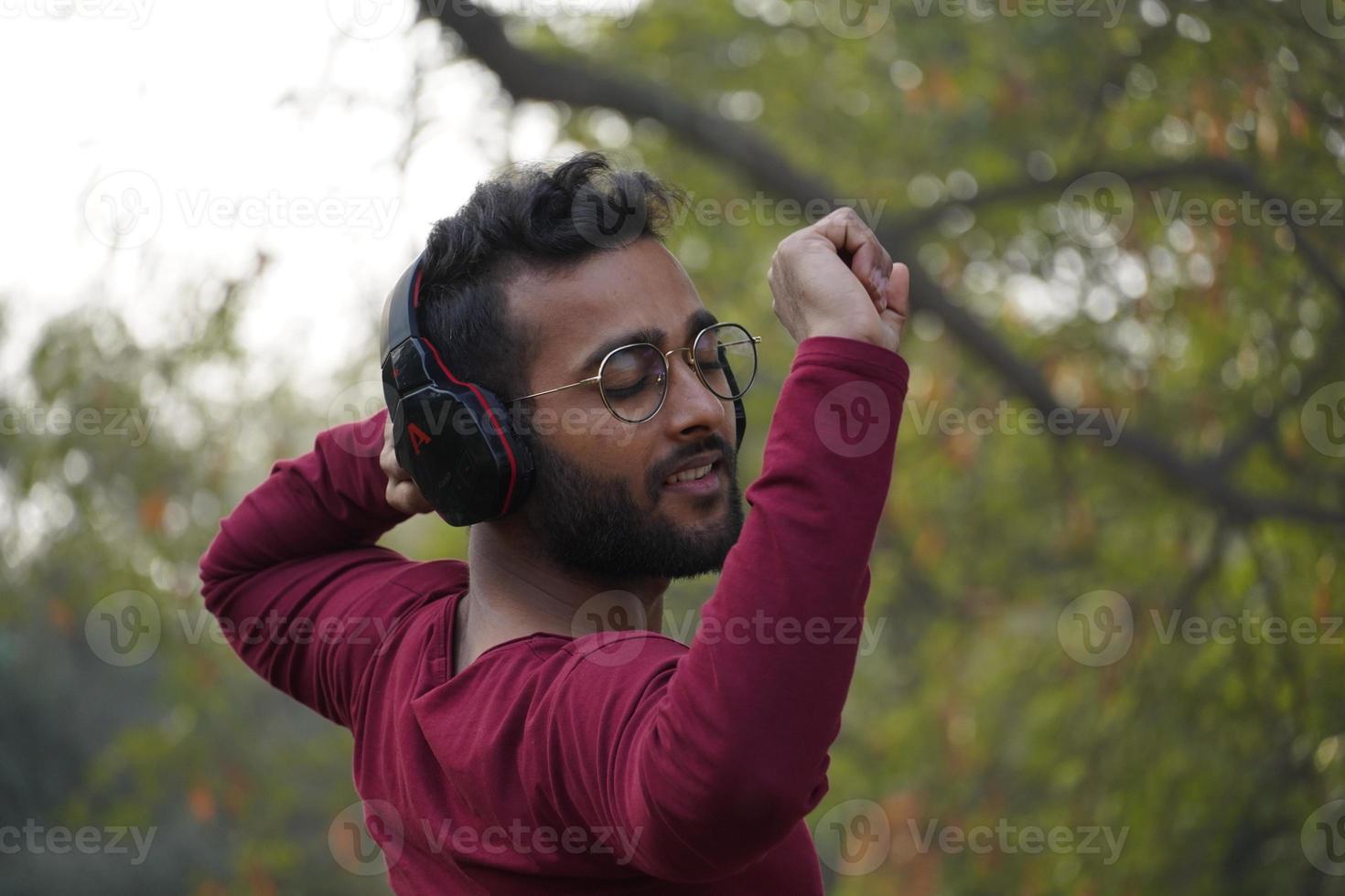 un hombre escuchando la música - mirada atractiva foto