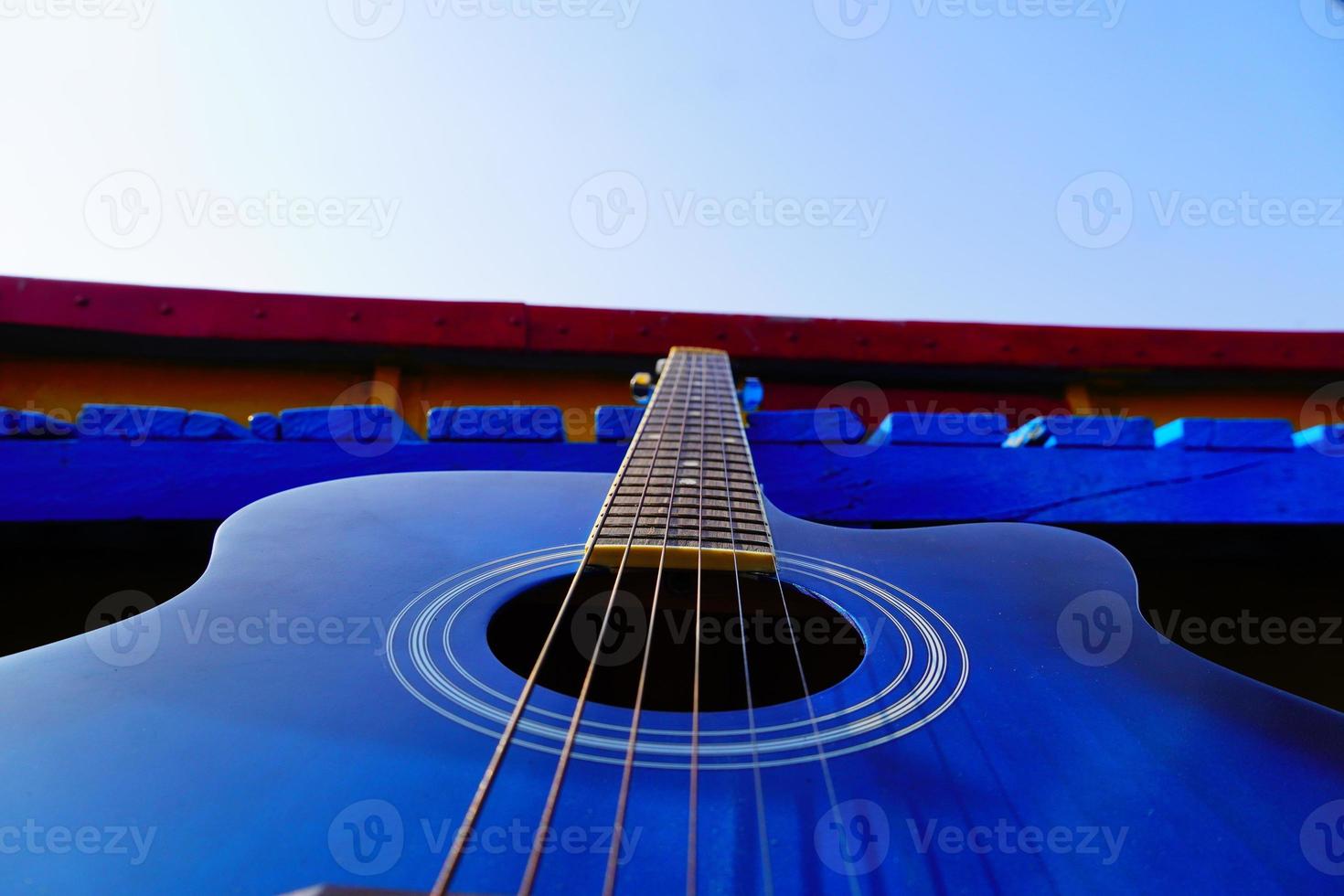 primer plano de una imagen de guitarra acústica foto