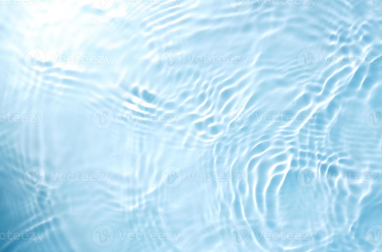 superficie de agua de color azul transparente borrosa foto