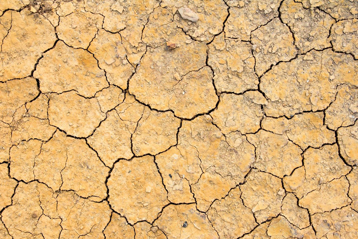 Fondo de suelo marrón seco agrietado, efecto de calentamiento global foto