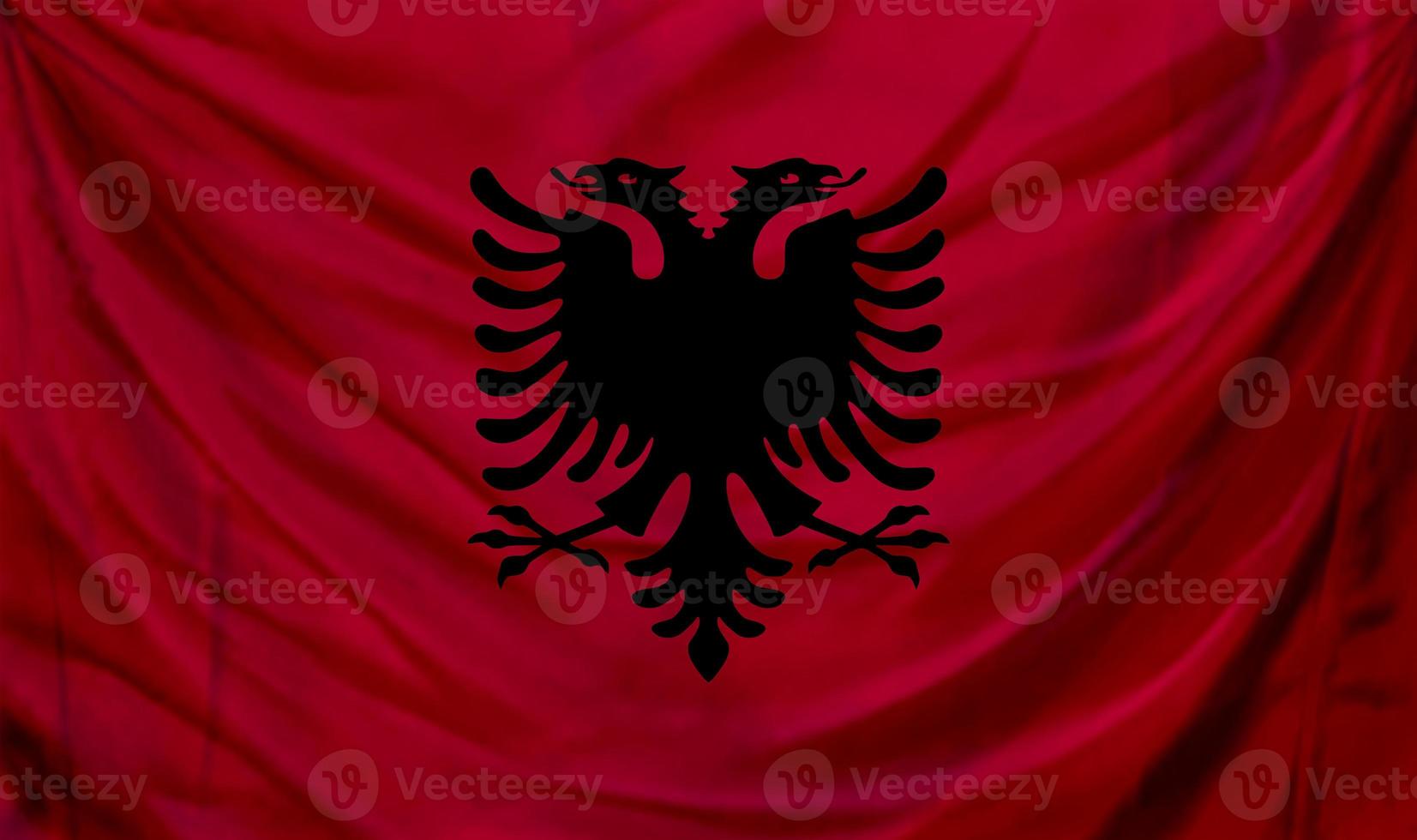 bandera albanesa ondeando. antecedentes para el diseño patriótico y nacional foto