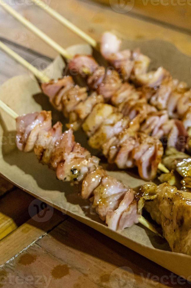 brochetas de cerdo comida callejera del mercado nocturno tailandés en bangkok, tailandia. foto