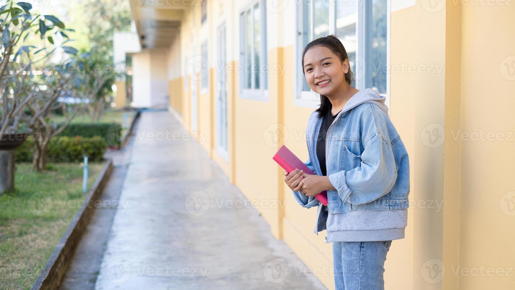 niña de la escuela de pie en la escuela, niña. foto