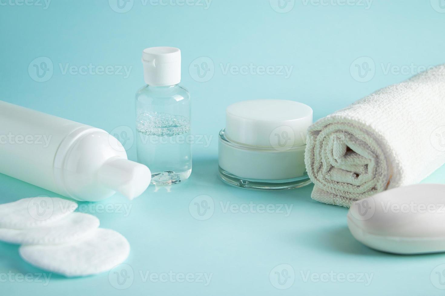 productos cosméticos y accesorios de spa sobre fondo azul. foto