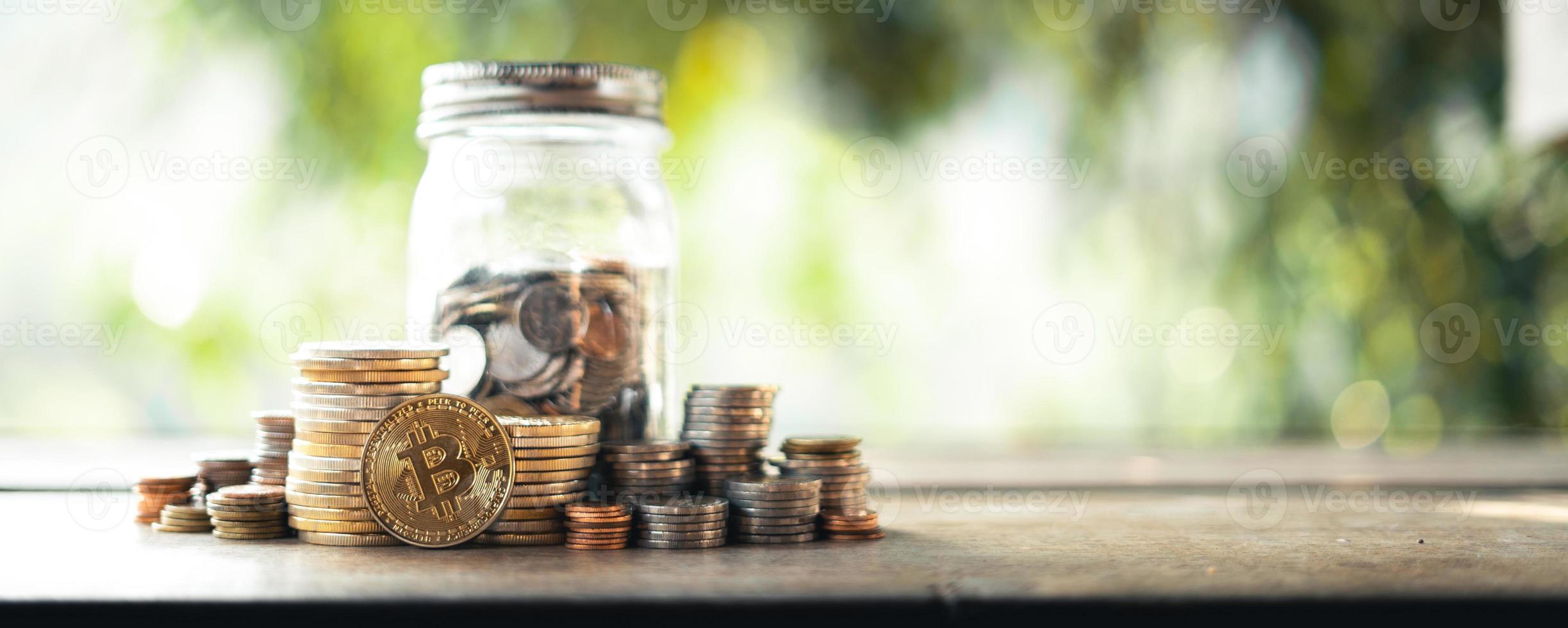 moneda de dinero, ahorre dinero, fondo natural en la mesa de madera foto