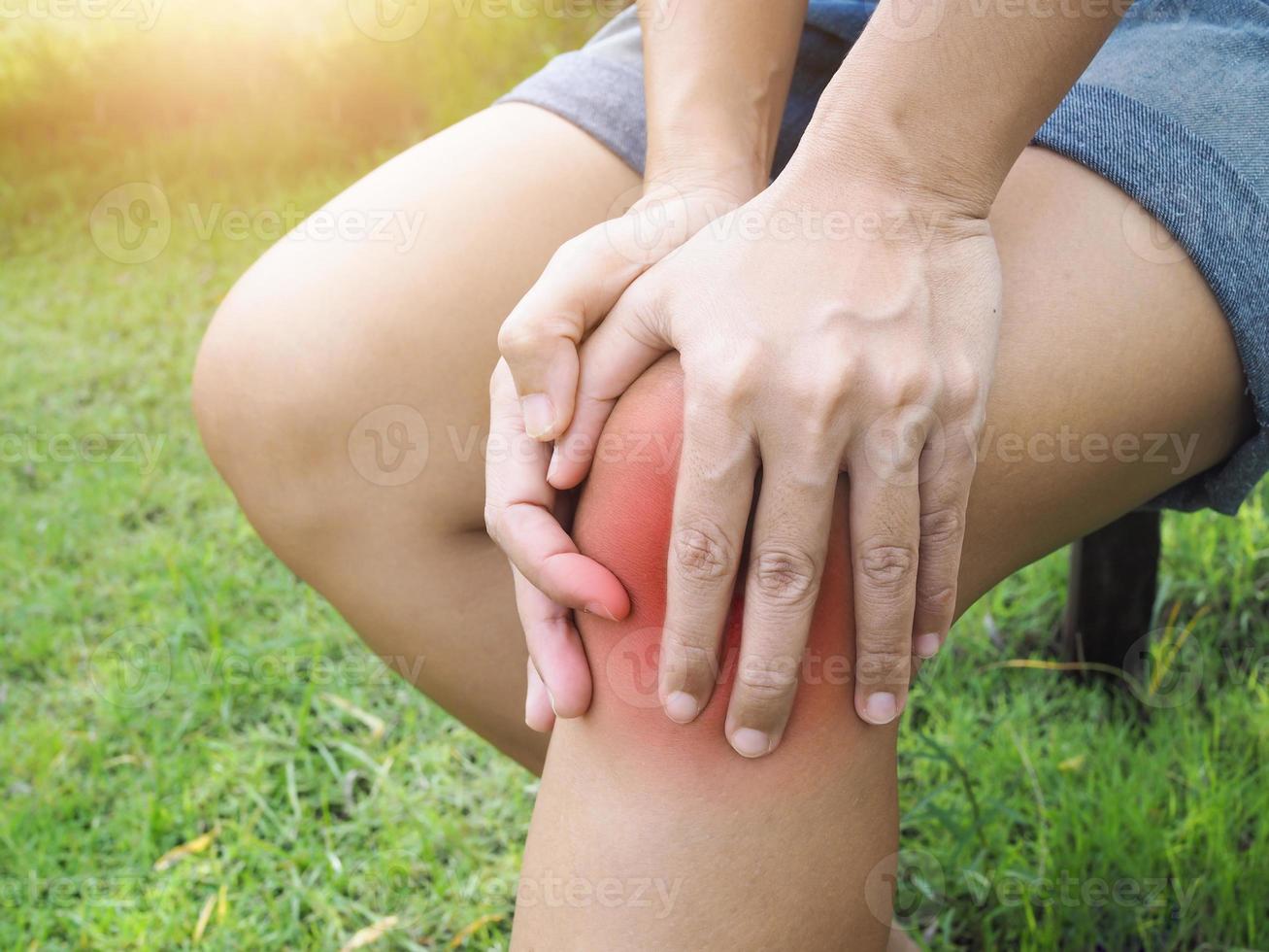 mujer que sufre de dolor de rodilla. foto