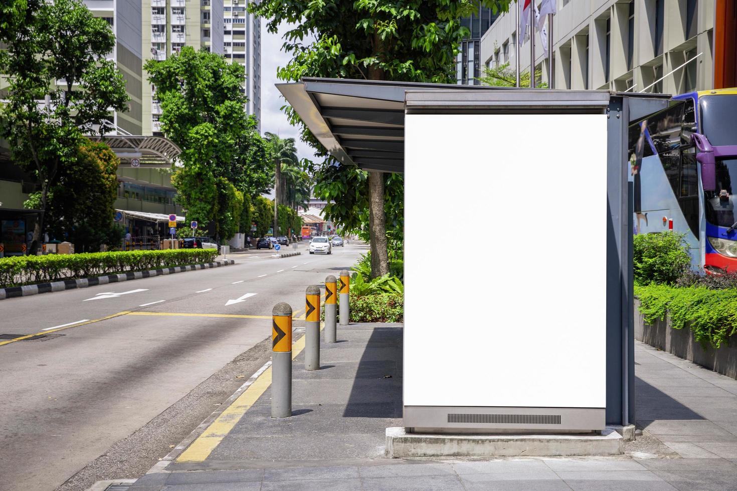 medios digitales en blanco simulan carteles publicitarios en la parada de autobús, carteles en blanco comerciales públicos con pasajeros, carteles para el diseño de anuncios de productos foto