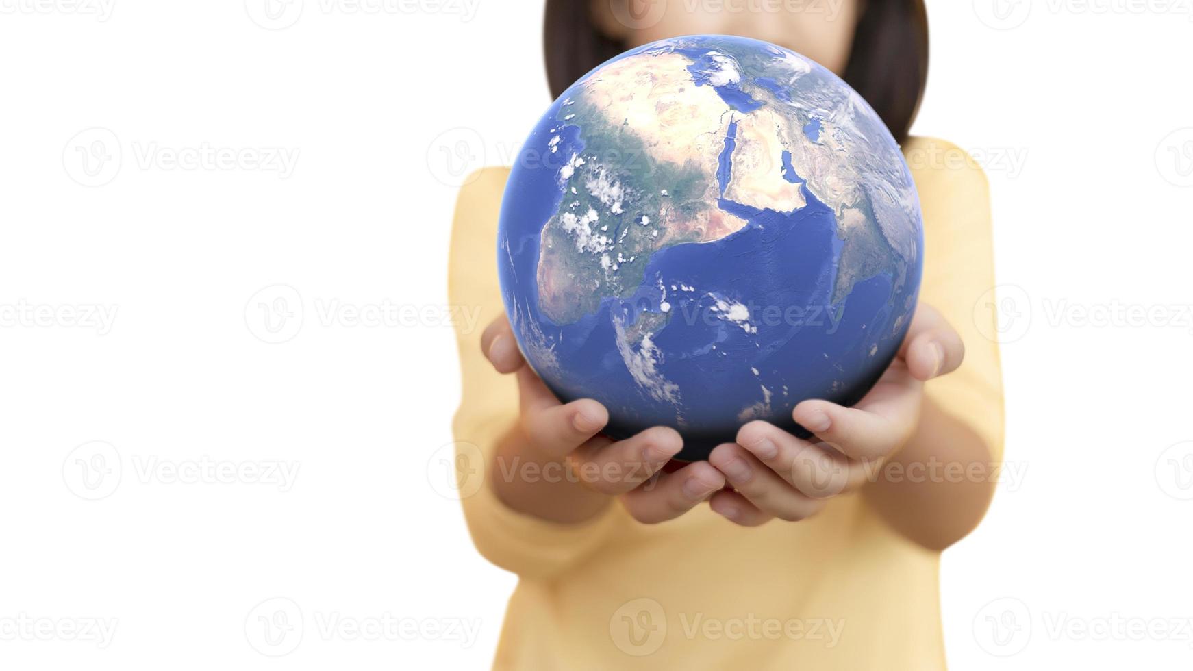 planta de mano en la tierra sobre fondo blanco aislado para el concepto de entorno ecológico. foto