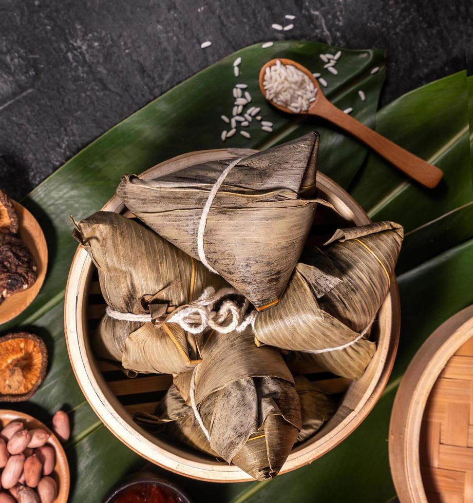 zongzi, deliciosas albóndigas de arroz al vapor calientes y frescas en vapor. primer plano, espacio de copia, famosa comida asiática sabrosa en el festival dragon boat duanwu foto