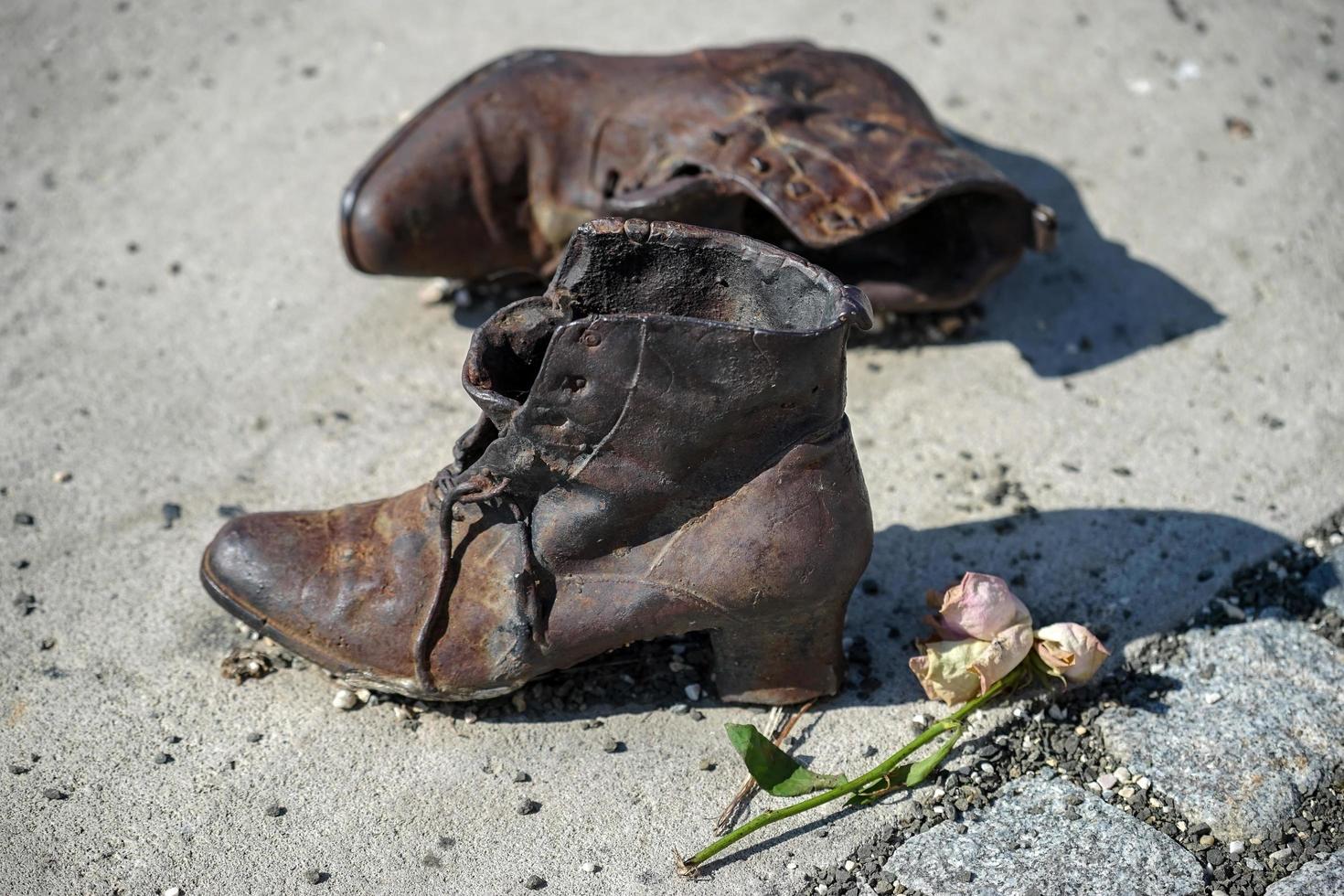 budapest, hungría, 2014. zapatos de hierro monumento al pueblo judío ejecutado ww2 en budapest foto