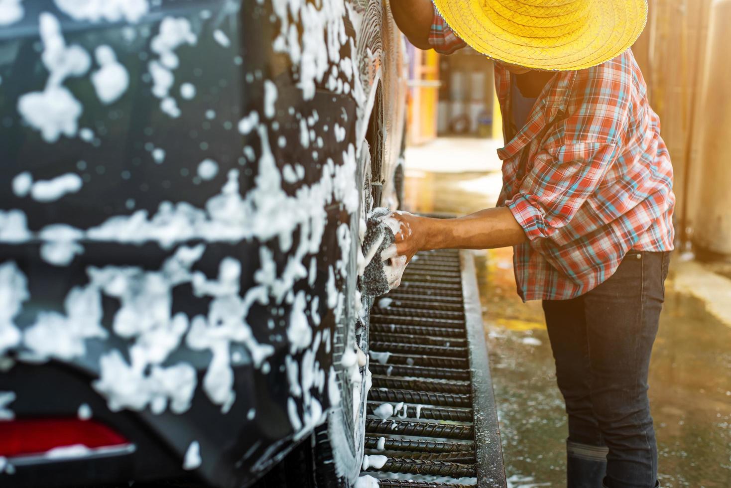 lavado de autos de trabajo con espuma foto