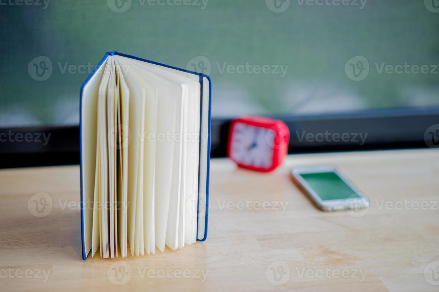 manos y libros que quedan al descubierto con espacio en la sala de la mañana concepto de lectura de libros foto