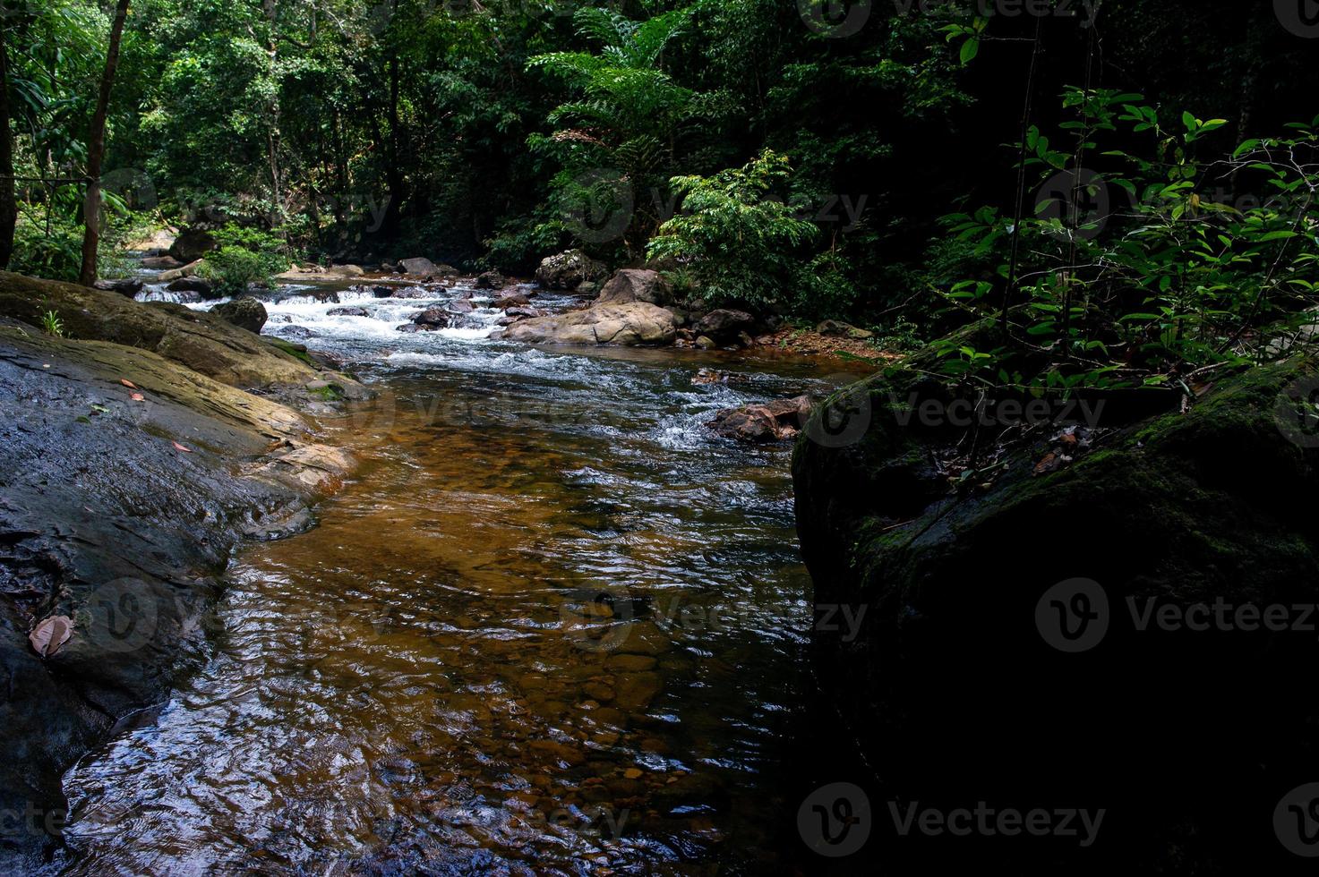 cascada natural, río de hombro, a través de la cima de la montaña foto