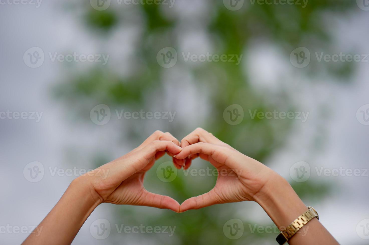 forma de corazón hecha a mano para los seres queridos en el día del amor día del amor foto